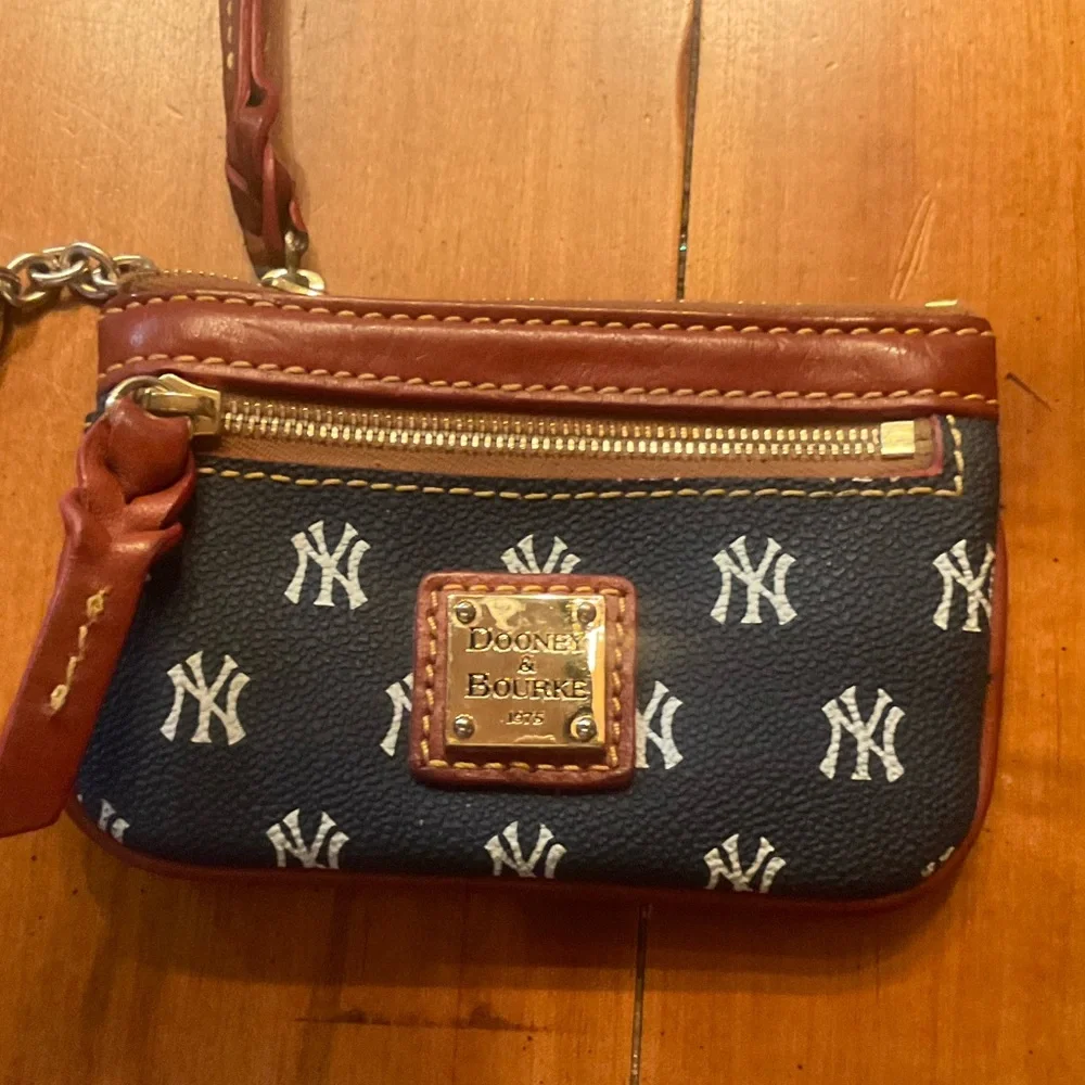 NWOT Dooney & Bourke New York Yankees Change Purse Wristlet
